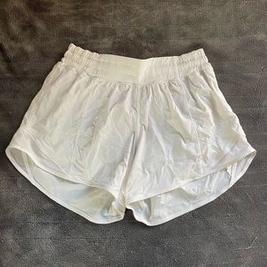 Lululemon hotty hot shorts 2.5"